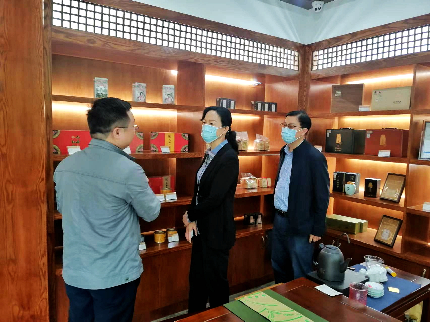 上城区政协黄爱芳主席一行来米兰在线官网-米兰(中国)梅家坞体验中心考察