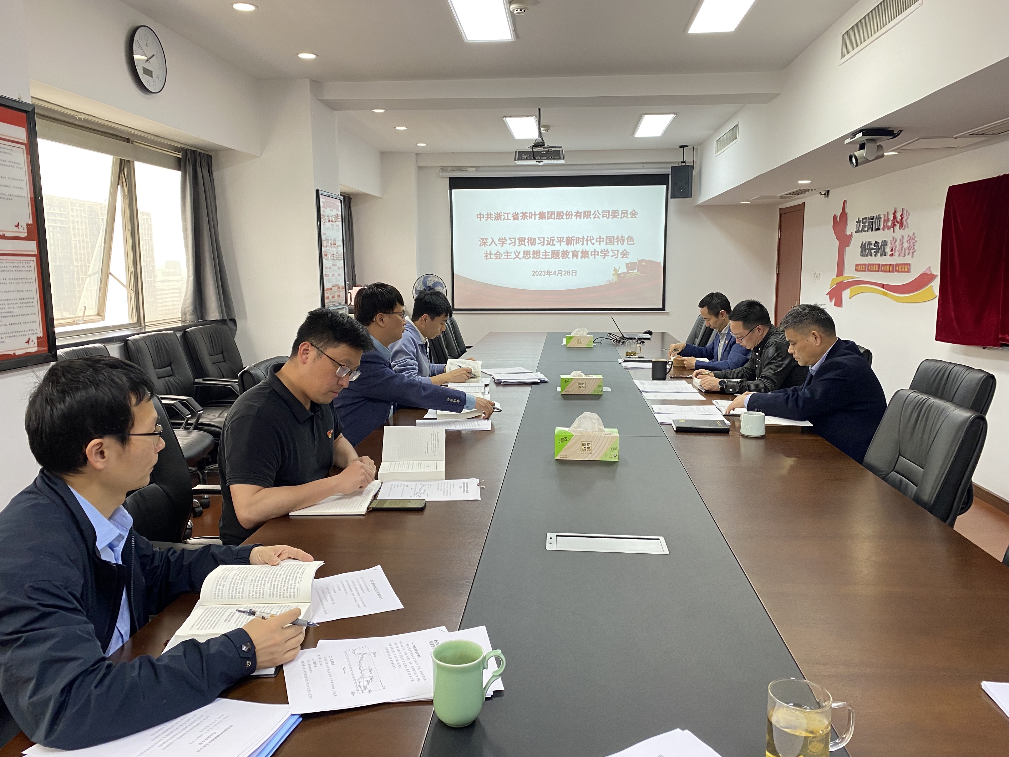 米兰在线官网-米兰(中国)党委召开学习会集中学习《习近平著作选读》（第一卷）